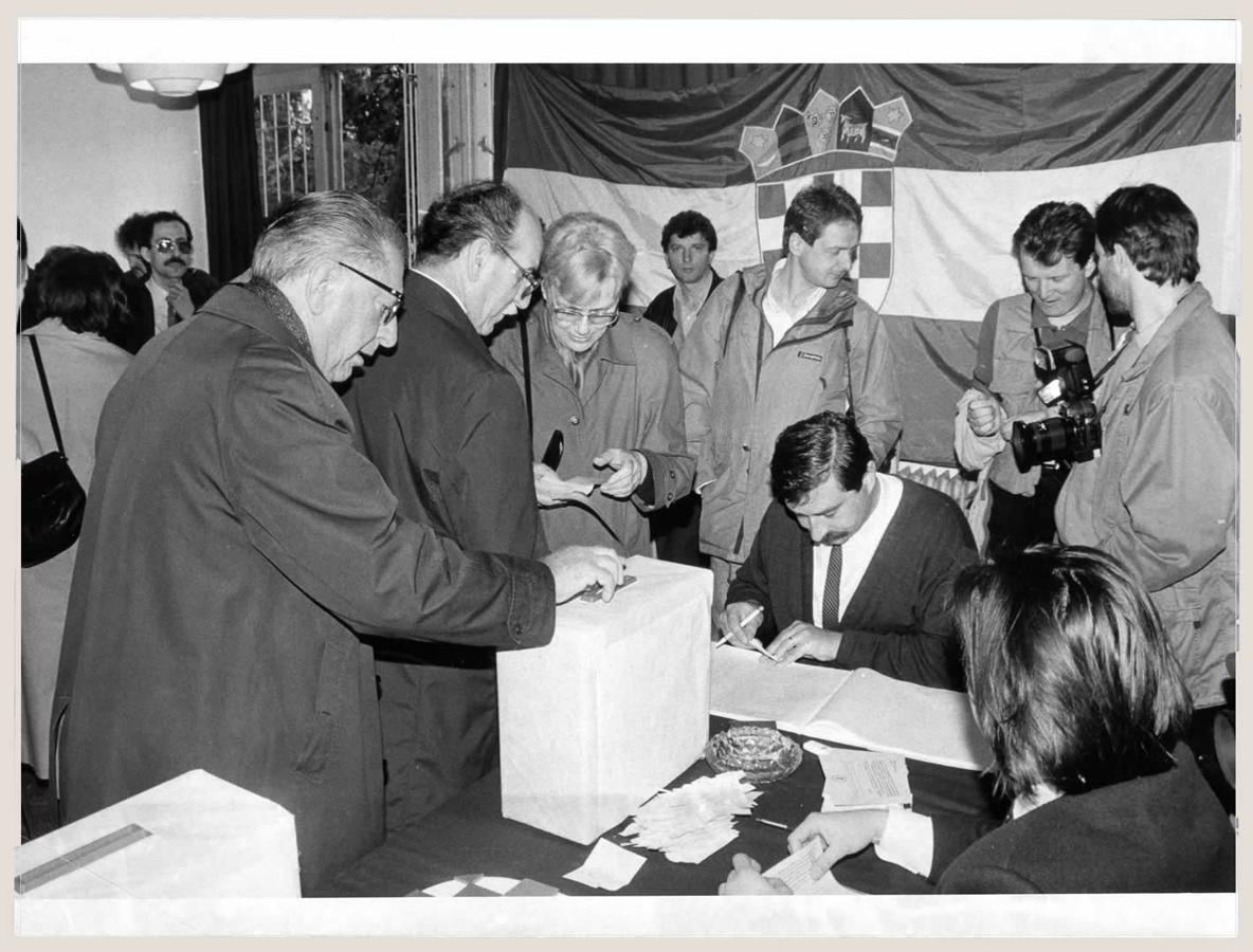 <b>Građani na referendumu</b>, 19. svibnja 1991.<br><br>
HR-HDA-2031. Vjesnik. Fotodokumentacija, kut. 49

