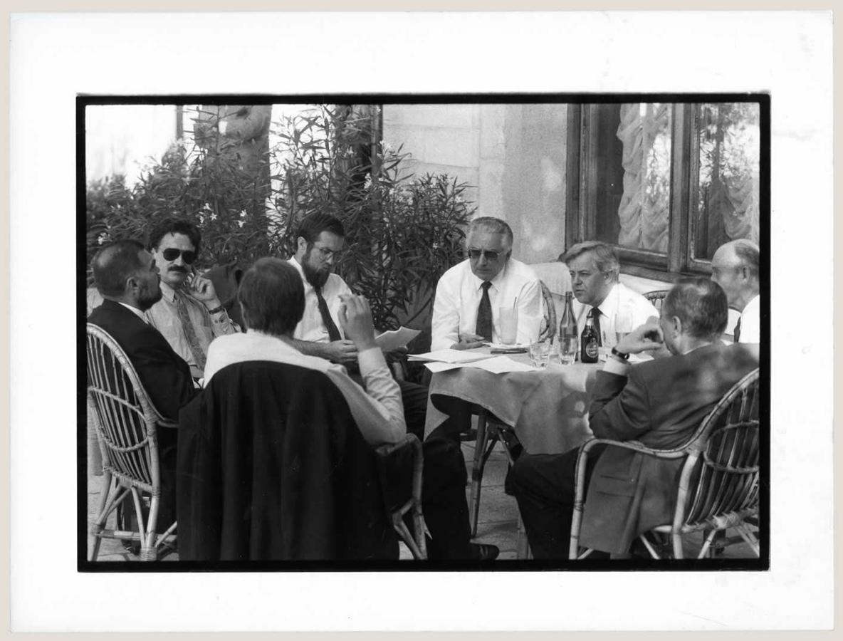 <b>Delegati za vrijeme stanke</b>, Brijuni, 10. srpnja 1991.
<br><br>
HR-HDA-2031. Vjesnik. Fotodokumentacija, kut. 582
