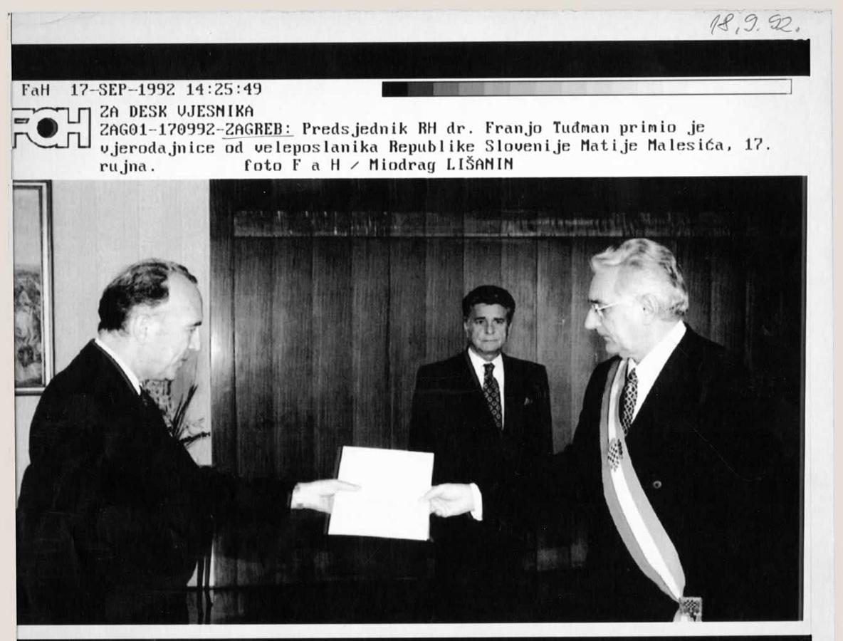 <b>Franjo Tuđman prima vjerodajnice od slovenskog veleposlanika Matije Malesića</b>, 17. rujna 1992.<br><br>
HR-HDA-2031. Vjesnik. Fotodokumentacija, kut. 549
