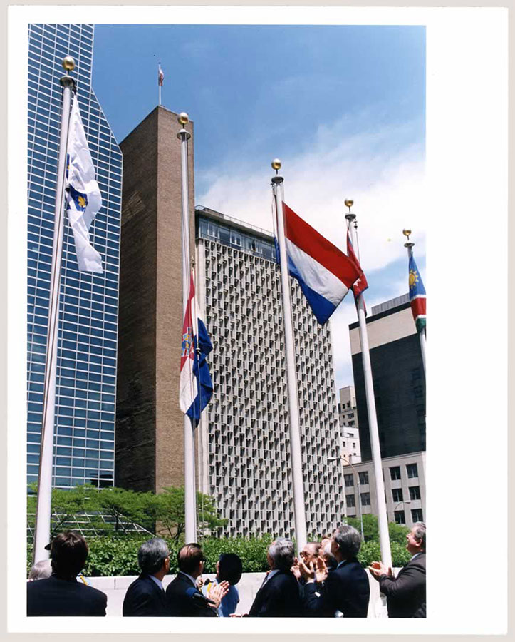 <b>Podizanje hrvatske zastave pred zgradom UN-a u New Yorku</b>, svibanj 1992.
<br><br>
HR-HDA-1741. Ured predsjednika RH Franje Tuđmana. Fotodokumentacija, 109
