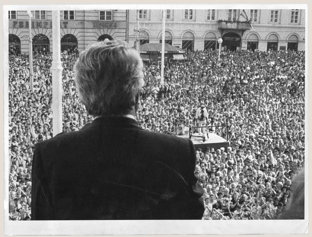 <b>Govor Franje Tuđmana na proslavi primanja u UN na Trgu bana Josipa Jelačića</b>, Zagreb, 24. svibnja 1992.<br><br>
HR-HDA-2031. Vjesnik. Fotodokumentacija, kut. 549
